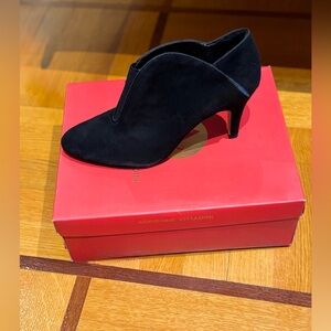 🆕 NIB ADRIENNE VITTADINI stunning BLACK SEUDE HEELED BOOTIES AV TOPAZ